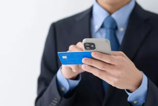 スマートフォンでカード決済している様子