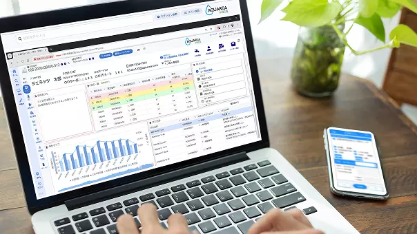 上下水道料金等徴収システム：AQUAREA#WEB（アクエリアウェブ）が映し出されたモニターの画面