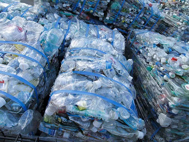 圧縮され結束されたペットボトル