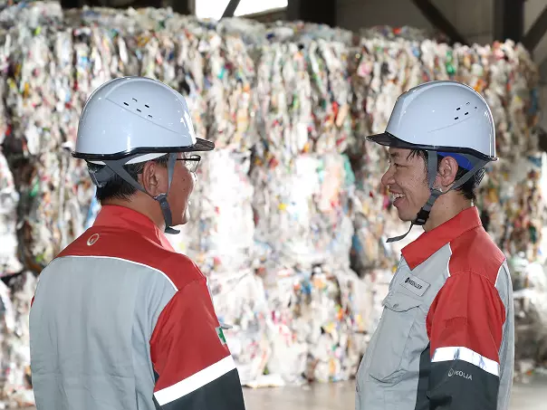 会話をしているグリーンループの従業員たち