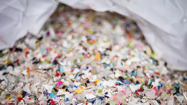 細かく粉砕されたプラスチック片