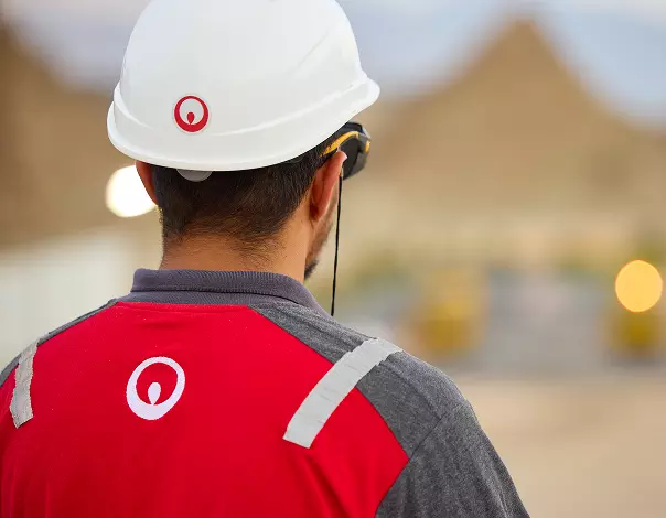 ヴェオリアの制服を着た社員の後ろ姿